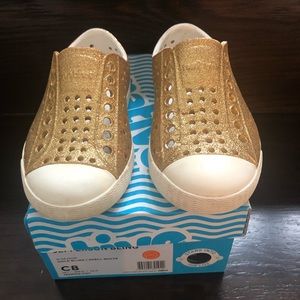 KIDS Native Jefferson water shoe- Gold Sparkle sz 8